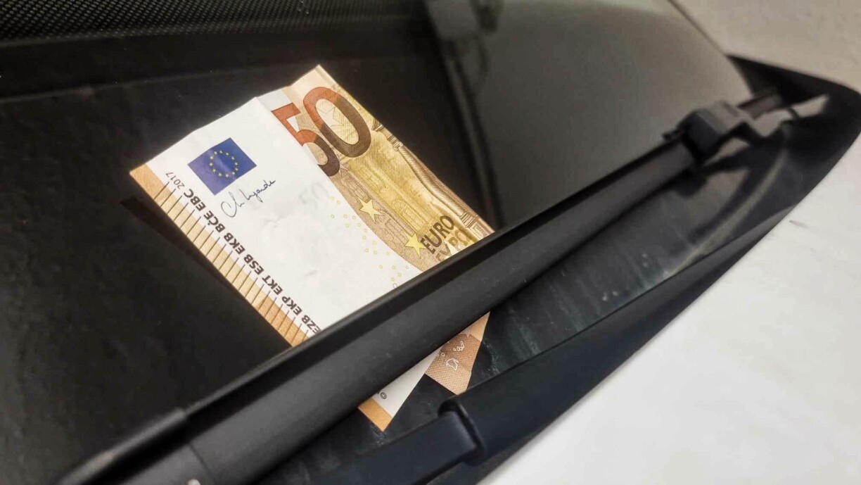 Si vous voyez un billet comme celui-ci sur votre pare-brise, ne tombez pas dans le panneau, vous risqueriez de le payer très cher...