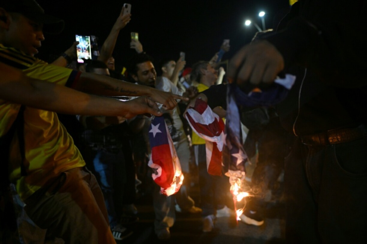 Des manifestants brûlent des drapeaux américains après les résultats préliminaires de l'élection présidentielle, à Cali en Colombie, le 21 juin 2026