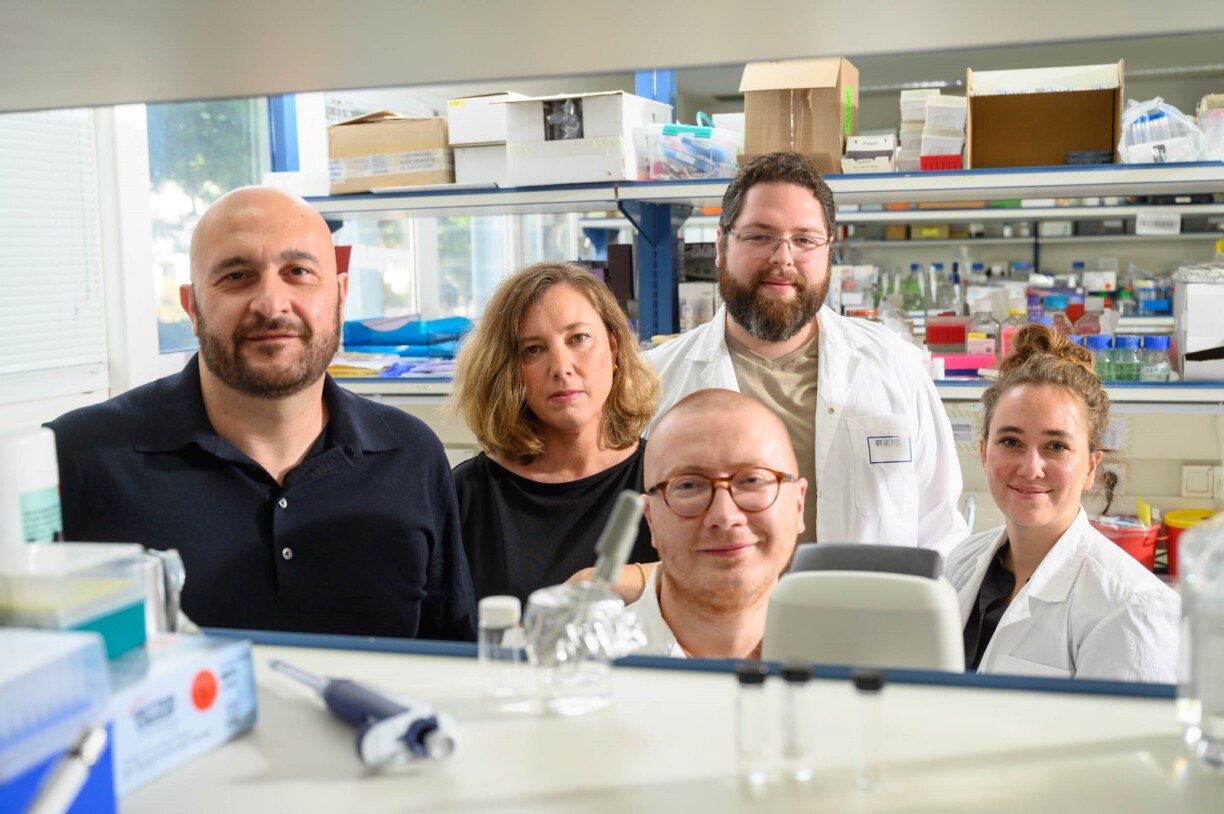 Den Dr. Jacob Hanna (lénks) mat engem deel vu sengem Team. D'Emilie Wildschutz ass ganz riets.