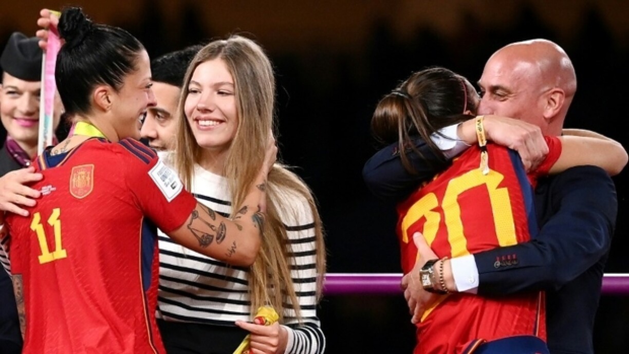 Luis Rubiales (à droite) félicite Rocio Galvez le 20 août 2023 à Sydney après la victoire de l'Espagne en finale de la Coupe du monde de football. Jenni Hermoso est à gauche