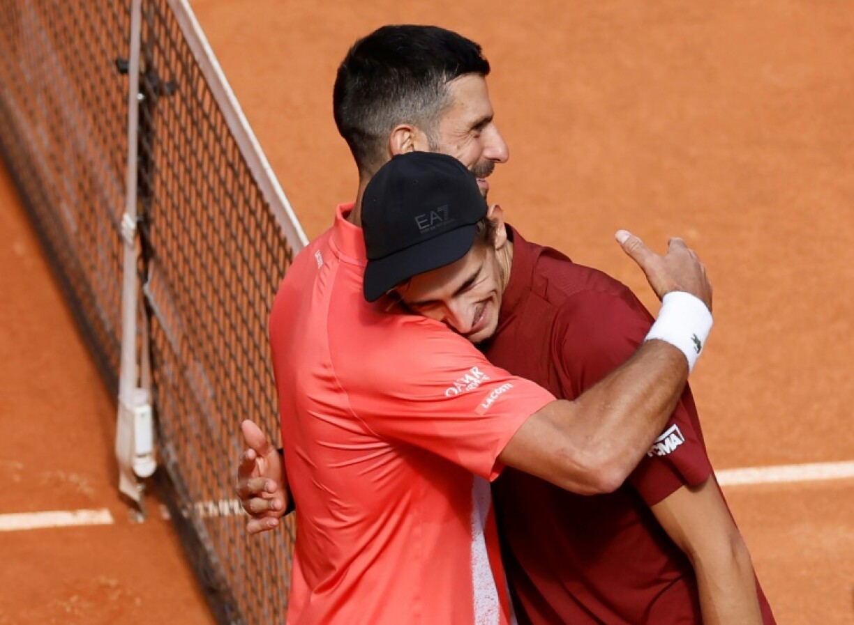 Novak Djokovic (l) congratulates his conqueror Matteo Arnaldi in Madrid