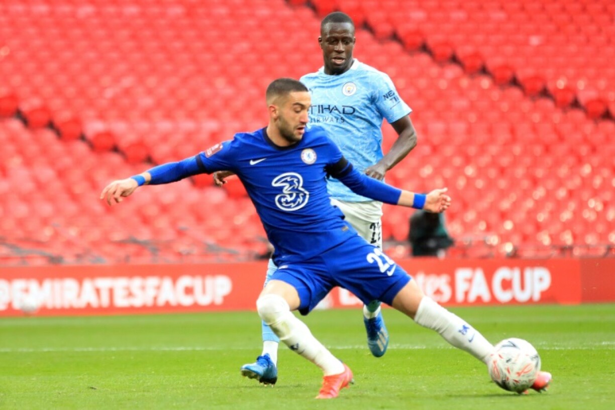 Le milieu marocain de Chelsea, Hakim Ziyech, tire et marque lors de la demi-finale de la Coupe d'Angleterre contre Manchester City, à Londres, le 17 avril 2021