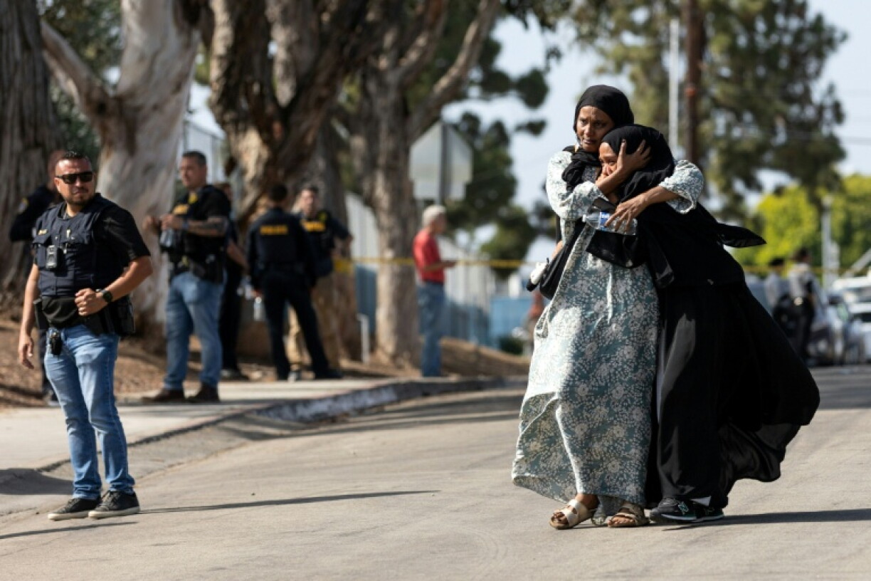 Nach dem Schusswaffenangriff auf ein muslimisches Zentrum in der kalifornischen Stadt San Diego mit drei Toten am Montag ermittelt die Polizei wegen eines möglichen Hassverbrechens. Medien zufolge hinterließ einer der Angreifer einen Abschiedsbrief mit rassistischen Texten.