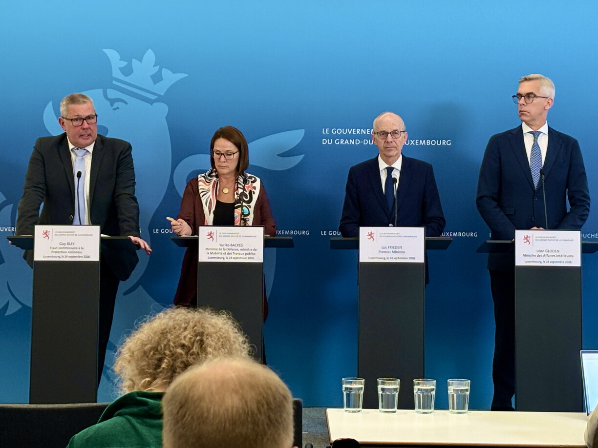 Pressekonferenz zu den Drone-Virfäll am September 2026.