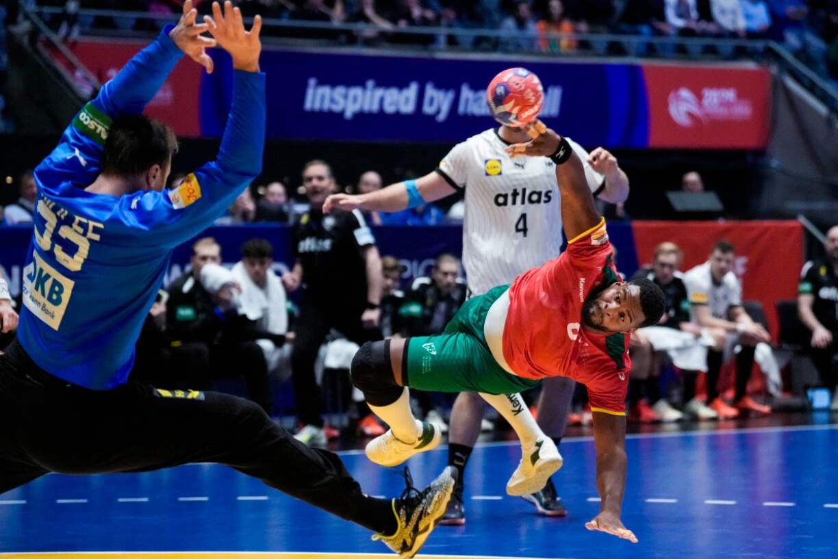 Victor Iturriza, le pivot du Portugal, en pleine action lors de ce quarts de finale historique.