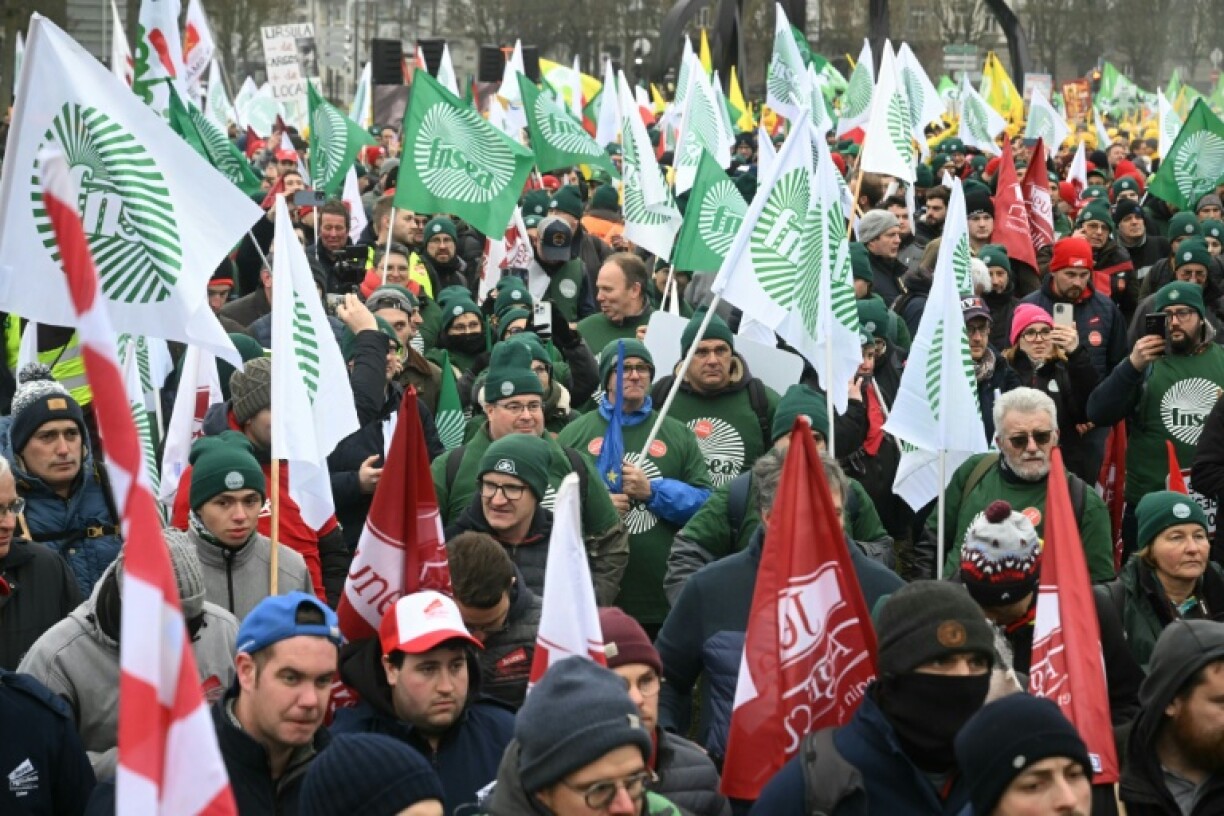 Des drapeaux de la FNSEA lors d'une marche d'agriculteurs européens vers le Parlement européens contre l'accord de libre-échange entre l'UE et les pays du Mercosur, à la veille d'un vote sur une saisine des tribunaux, le 20 janvier 2026 à Strasbourg