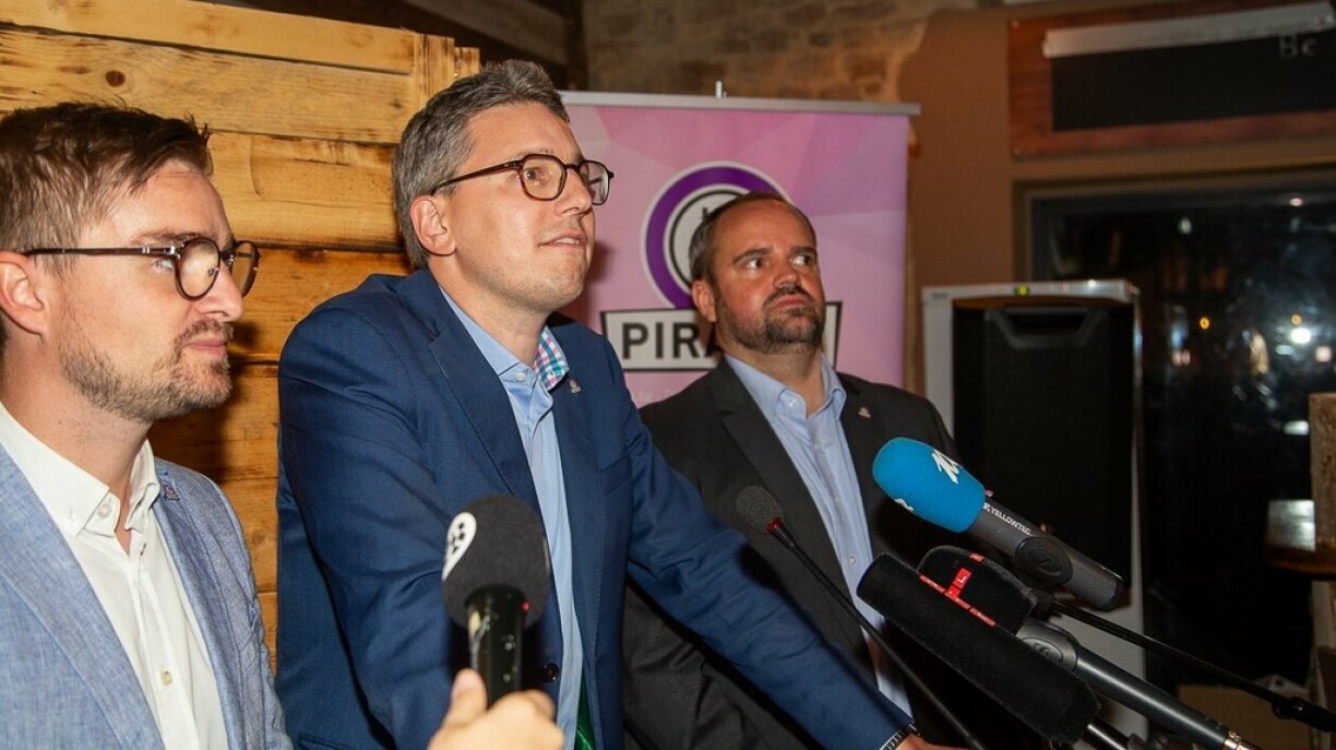 Déi dräi gewielte Piraten an hirer Walzentral um Walowend vum 8. Oktober 2023.