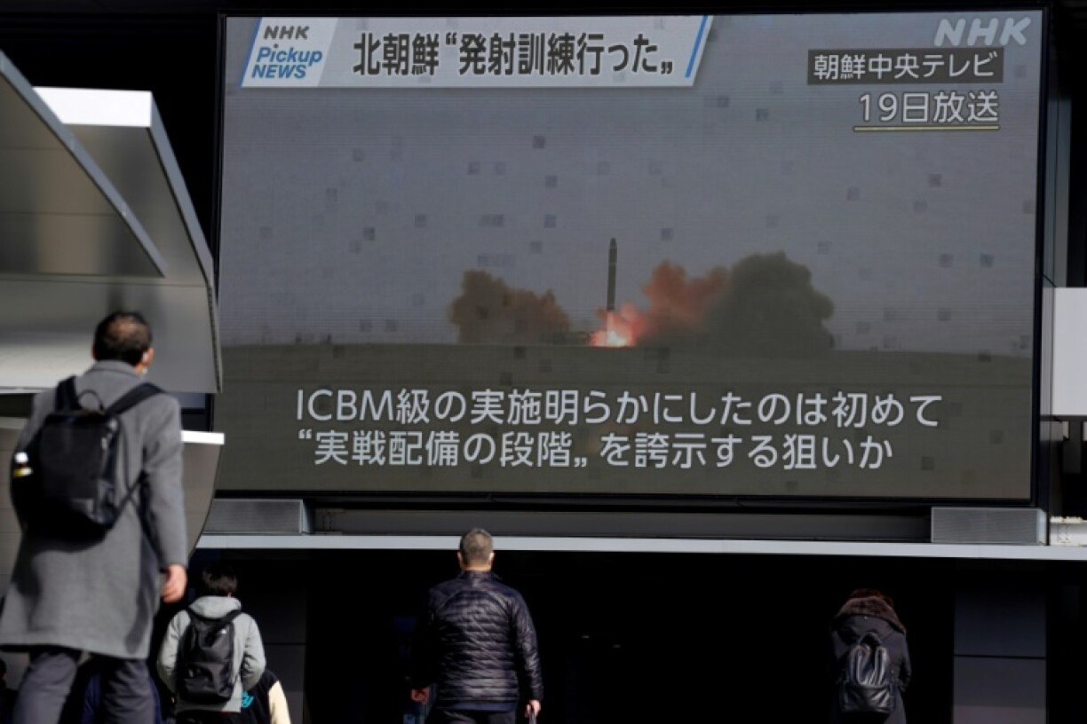 Des images de la télévision officielle nord-coréenne KCTV d'un lancement de missiles par la Corée du Nord, diffusées sur un écran dans une rue de Tokyo, le 20 février 2023 au Japon
