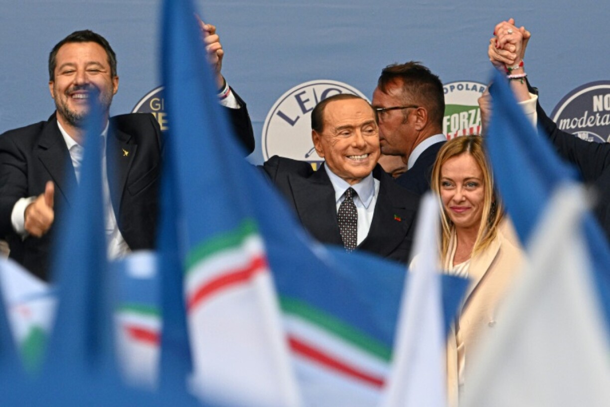 Les chefs de la droite et de l'extrême droite italiennes en meeting électoral à Rome le 22 septembre 2021: à partir de la gauche, Matteo Salvini (Ligue), Silvio Berlusconi (Forza Italia) et Giorgia Meloni (Fratelli d'Italia)