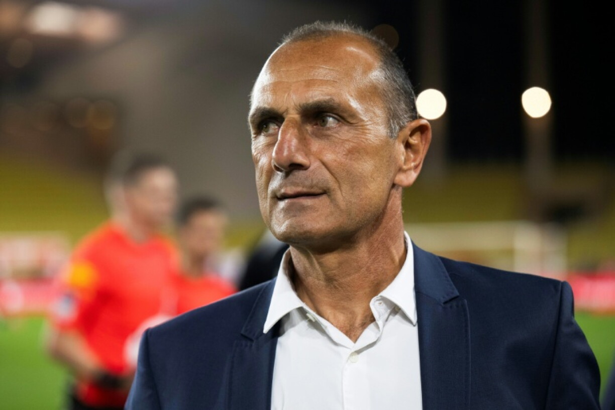 Michel Der Zakarian, alors entraîneur de Montpellier, s'apprête a diriger son équipe lors d'un match contre Monaco, le 28 septembre 2024 à Monaco