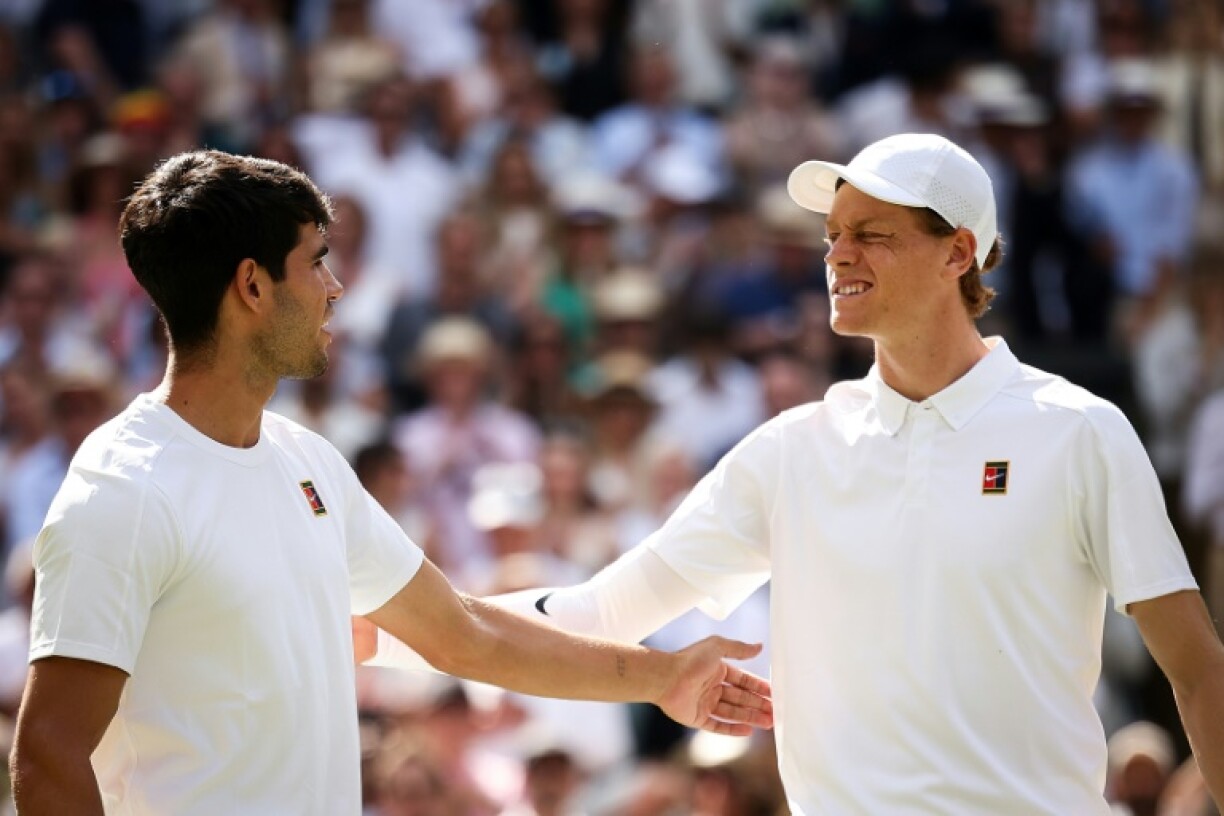 L'Espagnol Carlos Alcaraz (à gauche) et l'Italien Jannik Sinner en finale de Wimbledon, le 13 juillet 2025
