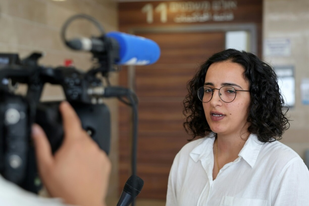 Hadeel Abou Salih, avocate de la militante israélienne Zohar Regev, fait une déclaration alors que sa cliente comparaît devant le tribunal d'Ashkelon, dans le sud d'Israël, le 21 mai 2026