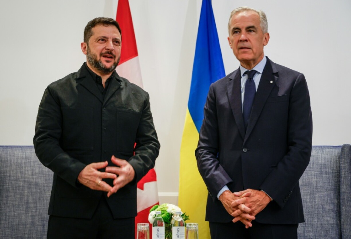 Le Premier ministre candien Mark Carney, à droite, reçoit le président ukrainien Volodymyr Zelensky à Calgary, au Canada, le 10 septembre 2026