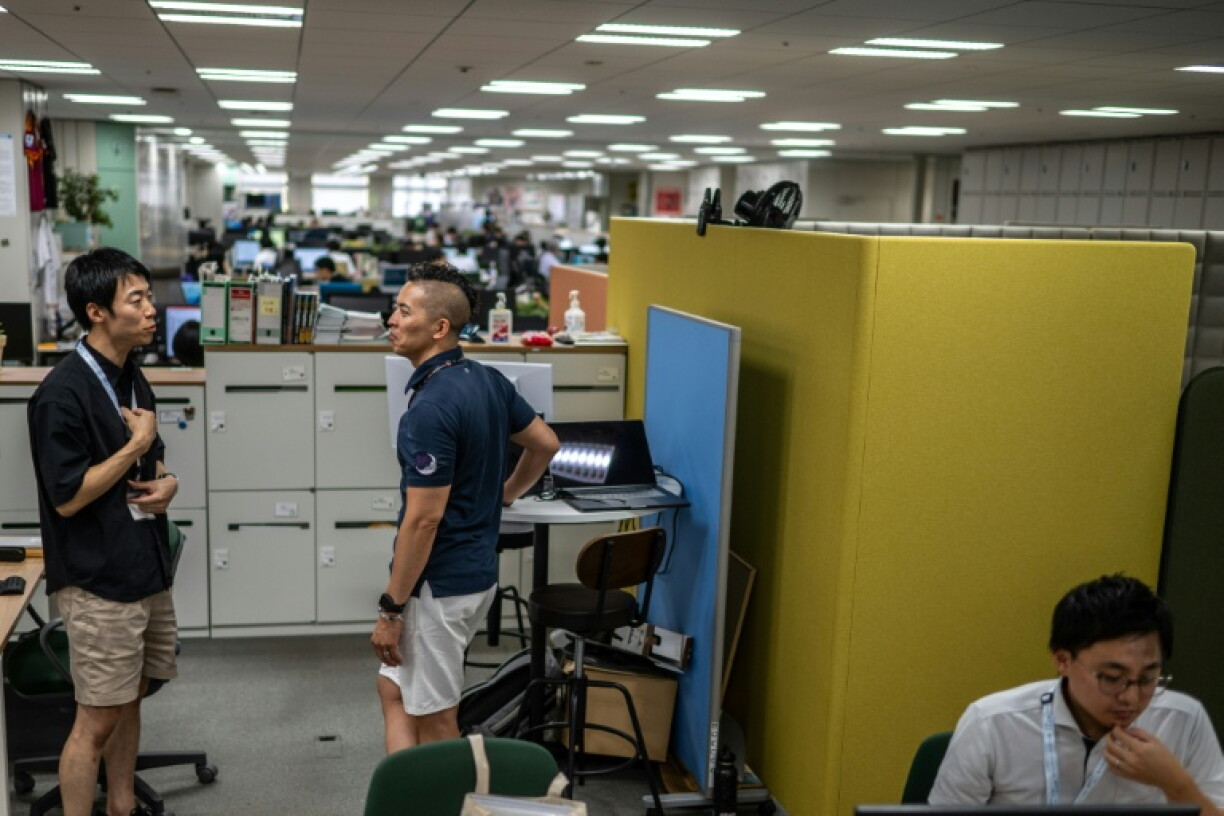 Des fonctionnaires en shorts, t-shirt et baskets, dans les bureaux du siège du gouvernement métropolitain de Tokyo,dans le cadre de l'initiative