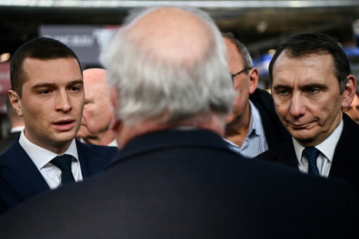 Le président du RN Jordan Bardella (g) et le député RN Laurent Jacobelli (d) au 59e Salon de l'agriculture à Paris, le 3 mars 2023