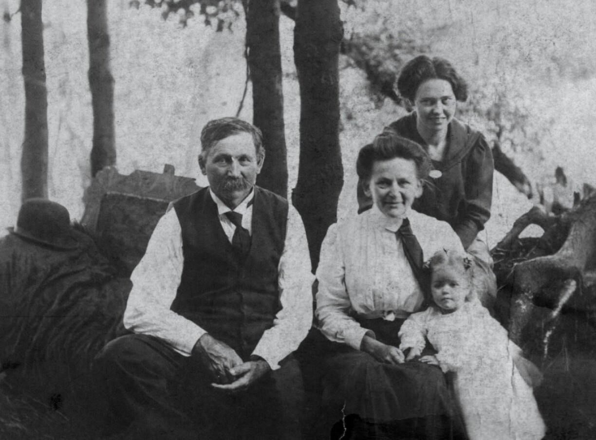 Photo non datée, fournie par la famille McFarland, montrant William DeLyle Frisbee (g)