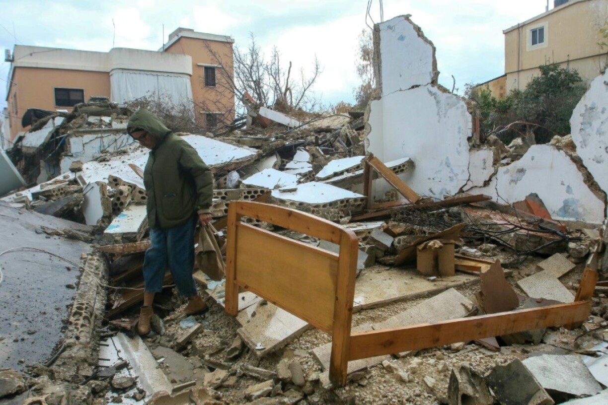 Une habitante du sud du Liban sur les décombres de sa maison dans le village de Tayr Debba, après le cessez-le-feu entre Israël et le Hezbollah, le 27 novembre 2024