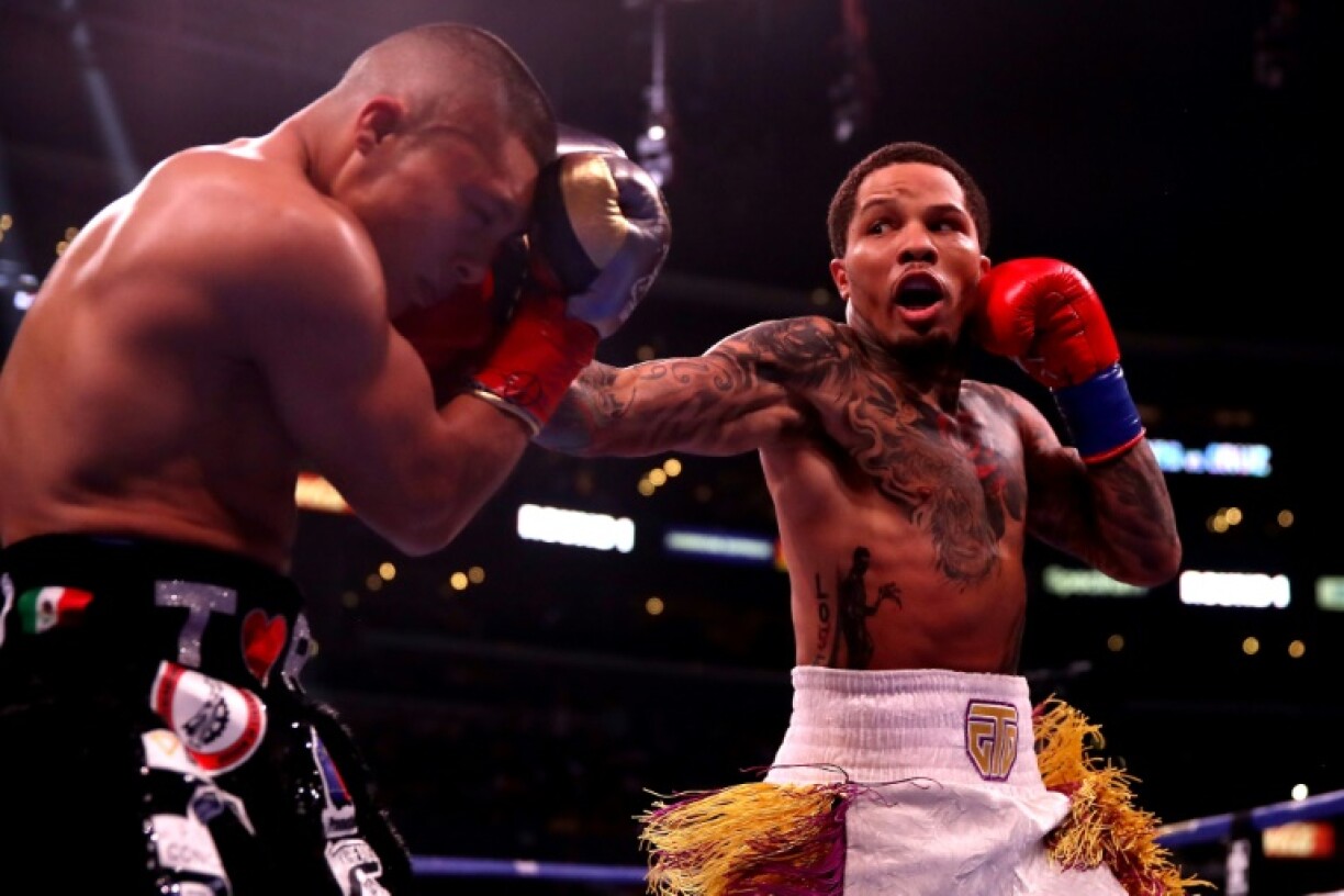 Gervonta Davis frappe Isaac Cruz d'un crochet lors du combat pour la ceinture WBA des légers, le 5 décembre 2021 au Staples Center de Los Angeles (Etats-Unis)