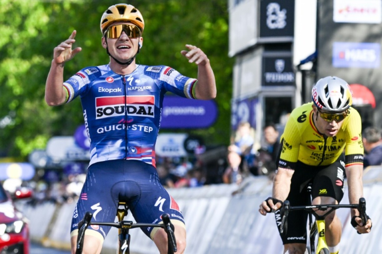 Remco Evenepoel, in the gold helmet of the Olympic champion, celebrates victory in the Brabantse Pijl