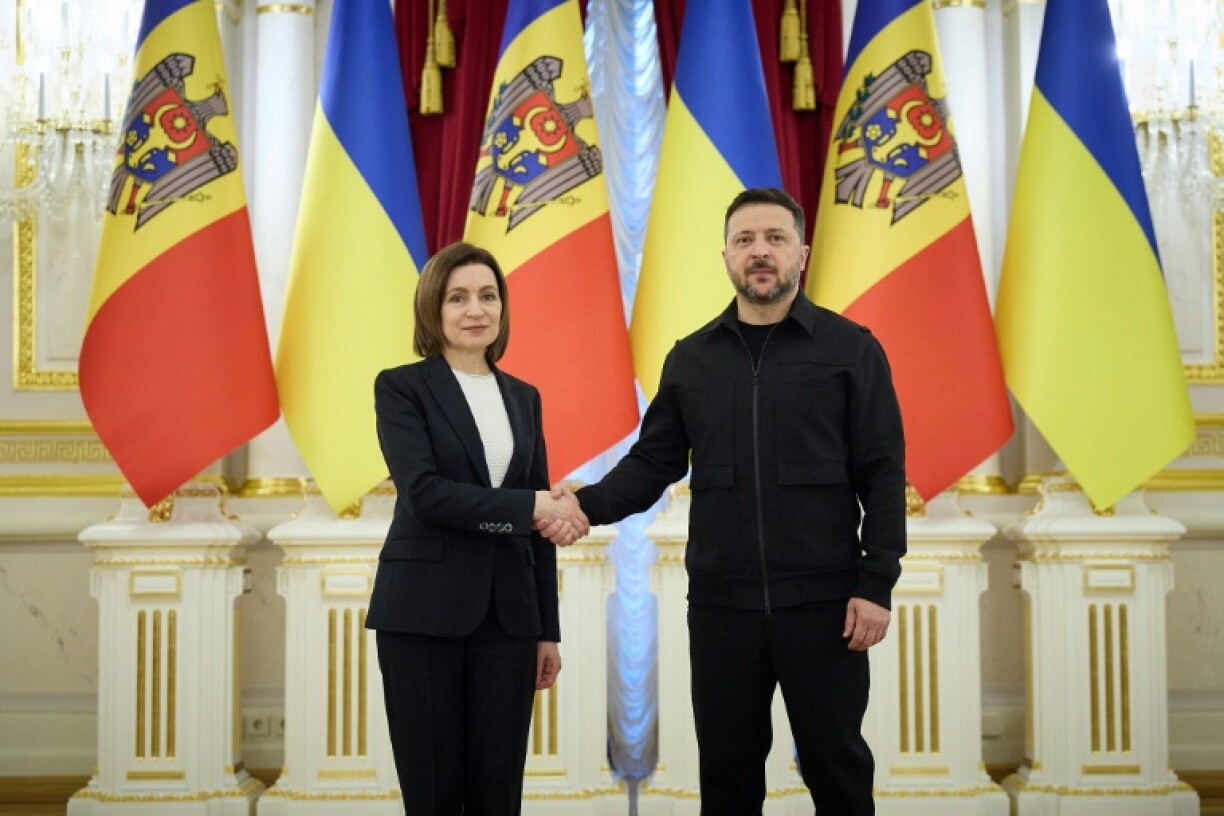 Photo émanant de la présidence ukrainienne, prise et transmise le 26 avril 2026, montrant le président Volodymyr Zelensky et son homologue de Moldavie Maia Sandu lors d'une réunion à Kiev