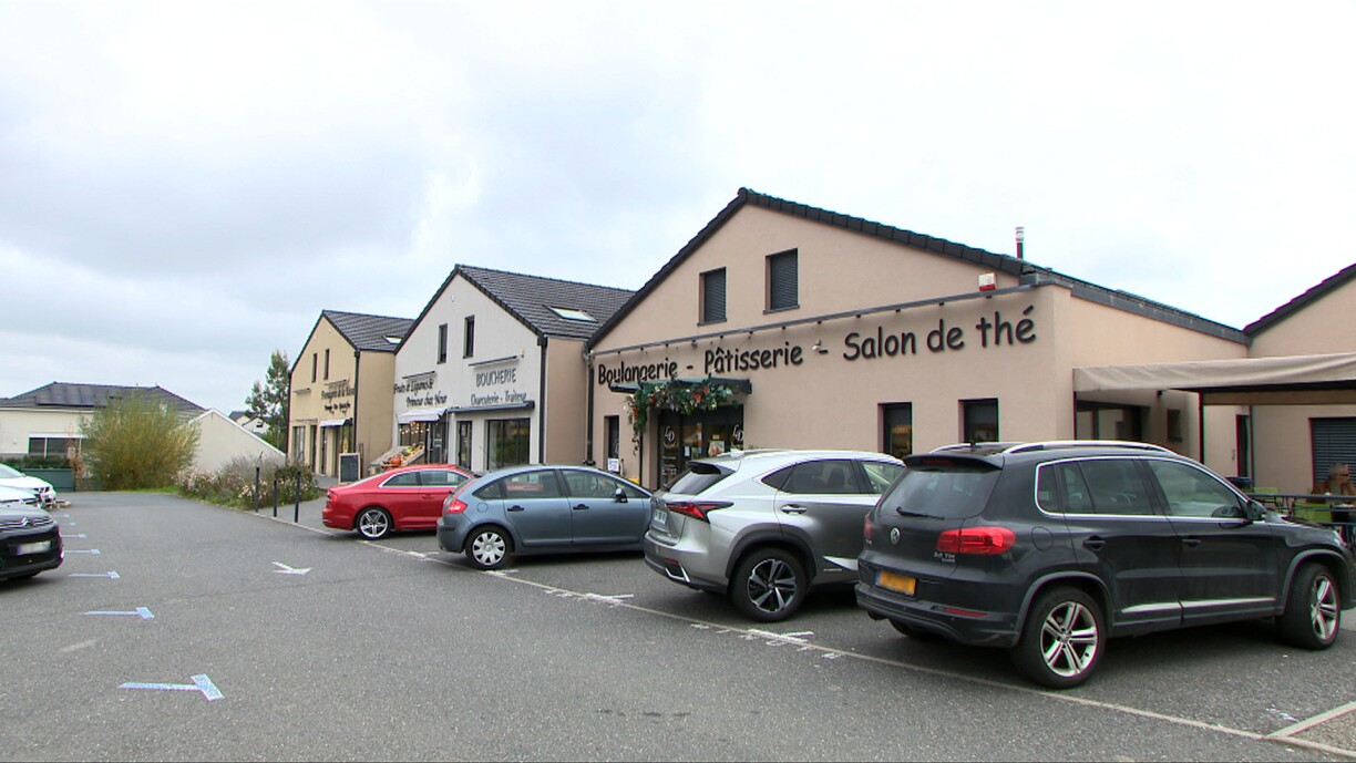 La croissance du village a permis à plusieurs commerces de proximité de s'installer.