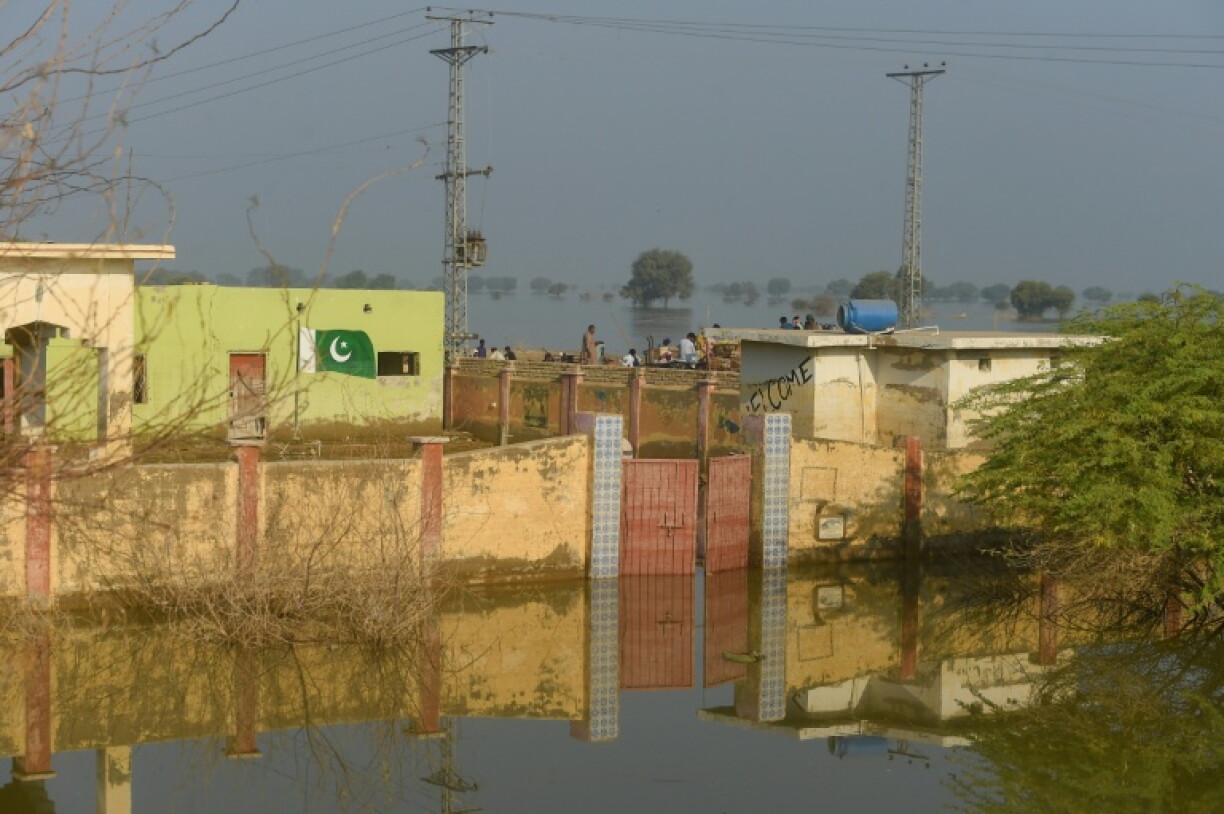 Une école inondée dans la zone sinistrée de Chandan Mori, dans le district de Sindh, au Pakistan, le 28 octobre 2022