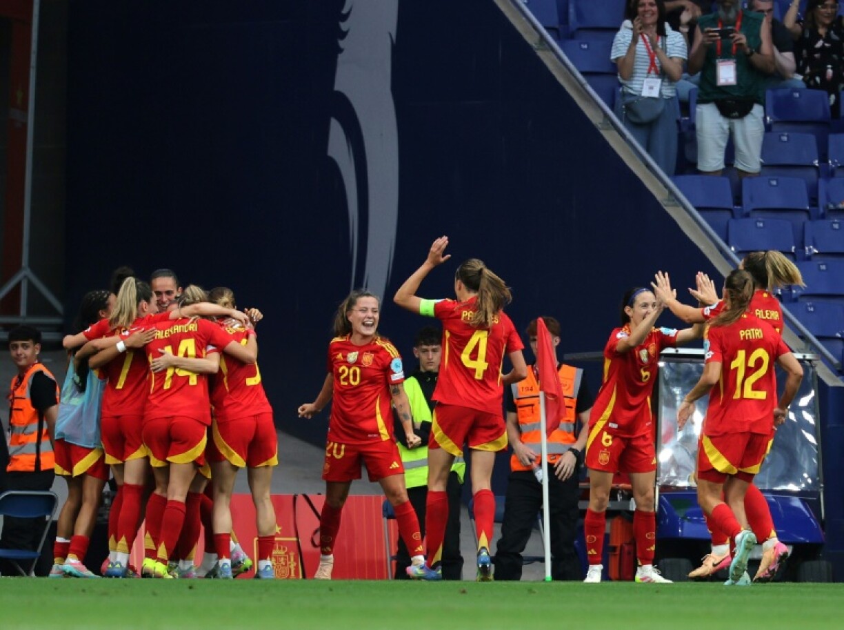 Claudia Pina (C) scored twice against England in the Nations League