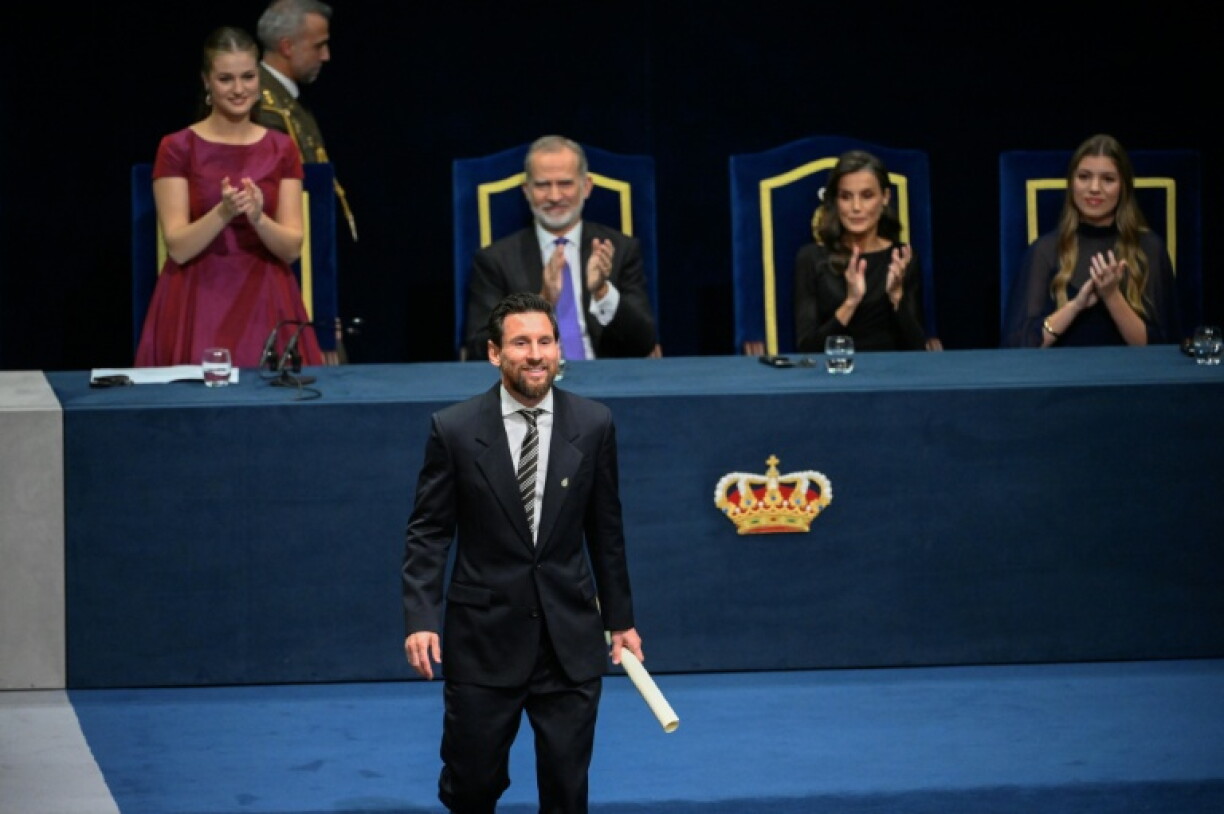 Considered the greatest footballer of all time by many, Lionel Messi (C) received his prize from Princess Leonor (L)