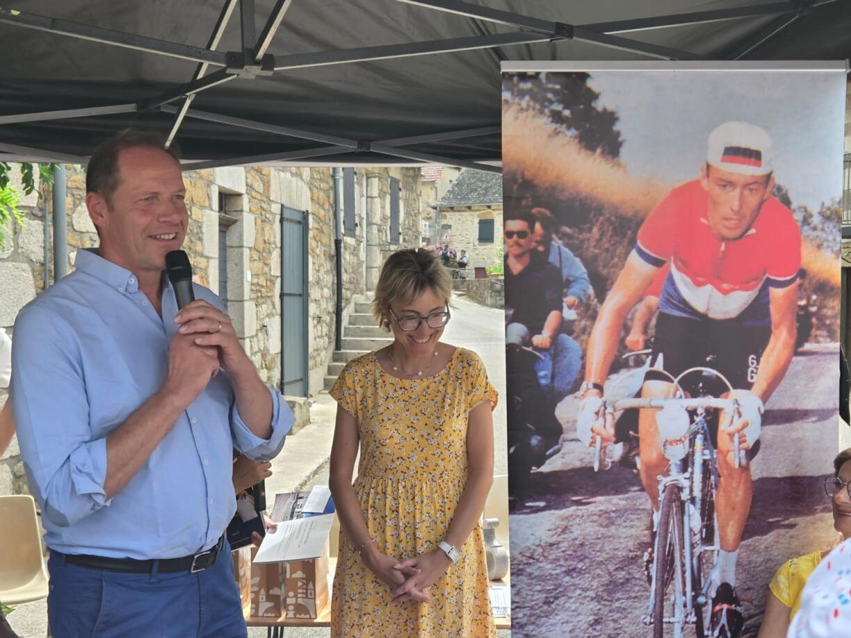 Den Tour-de-France-Direkter Christian Prudhomme (hei lénks) war um Roudag zu Éiere vum Charly Gaul op Junhac gereest.