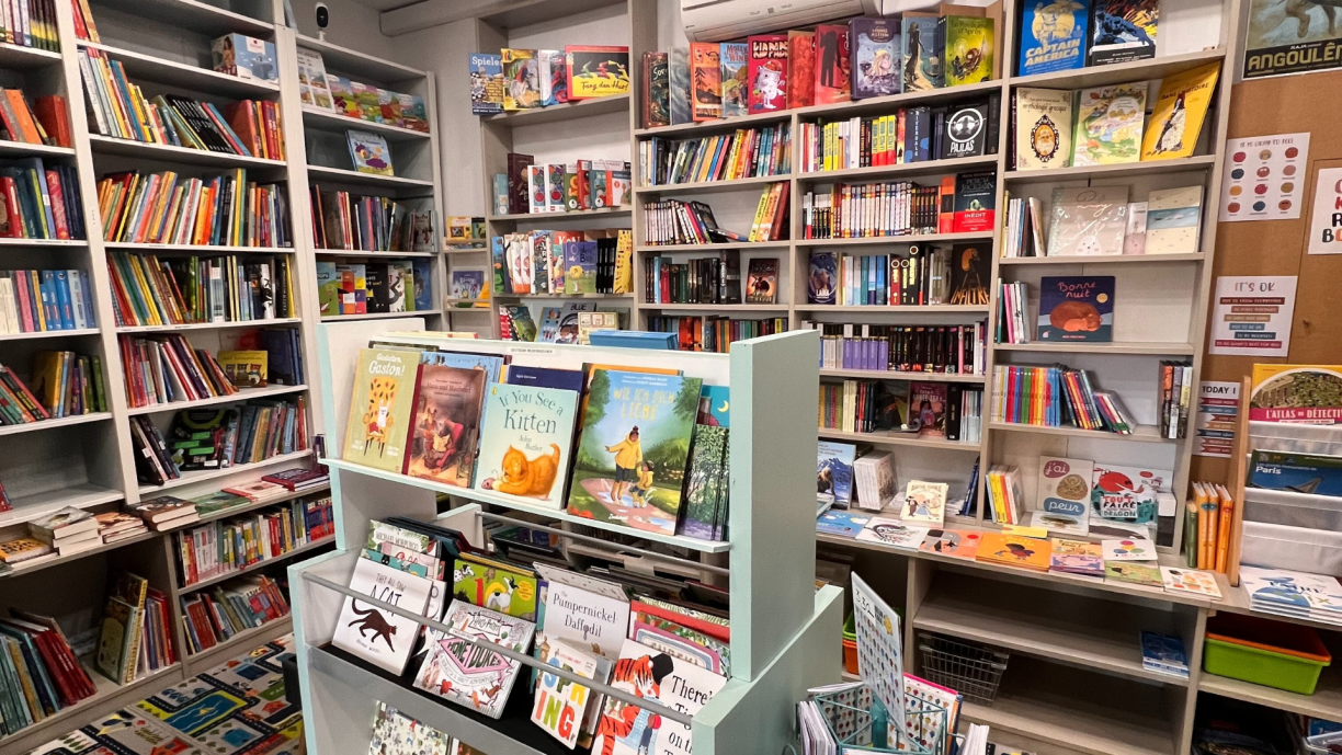 The children's book section at Librairie Alinéa.