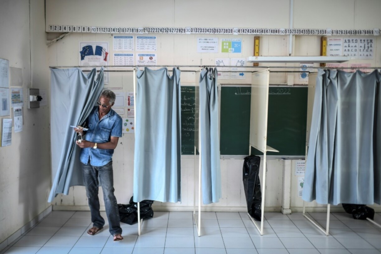 Un électeur sort de l'isoloir dans un bureau de vote à Fort-de-France, en Martinique, le 18 juin 2022