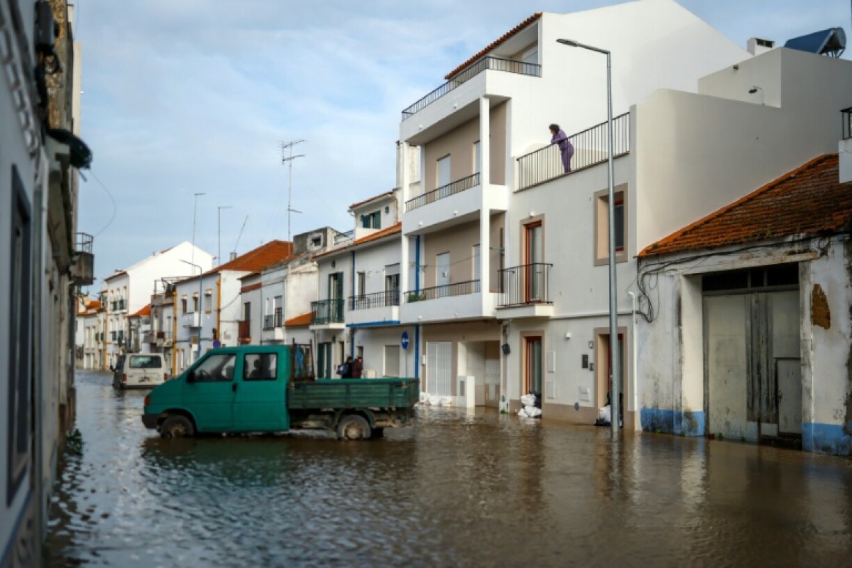 Une rue inondée à Alcacer do Sal, lors de la dépression Leonardo, le 5 février 2026 dans le sud du Portugal,