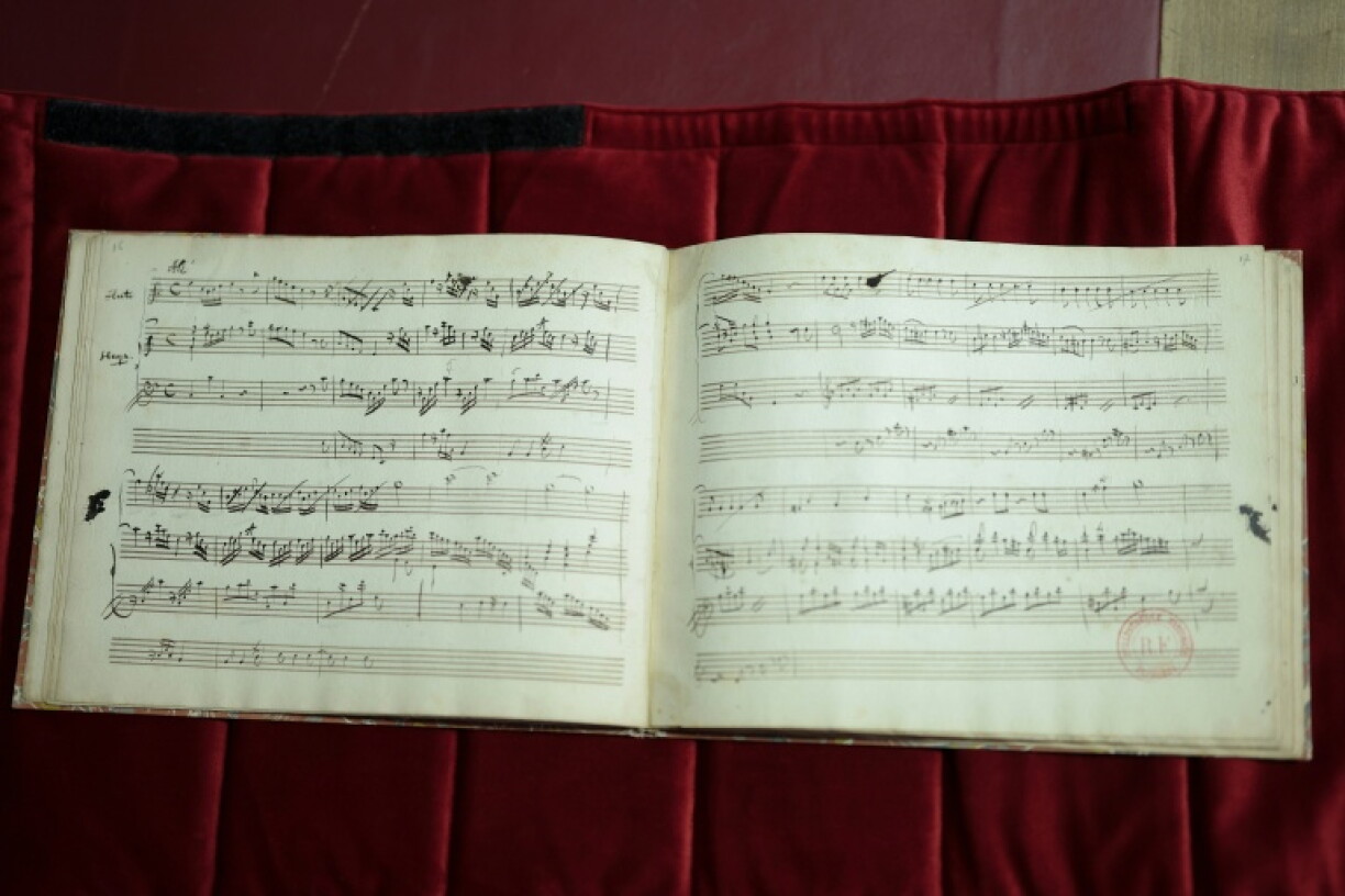 Un cahier de composition de Wolfgang Amadeus Mozart, manuscrit autographe comprenant sept pièces pour harpe et flûte, à la Bibliothèque nationale de France (BnF), à Paris le 15 juin 2026