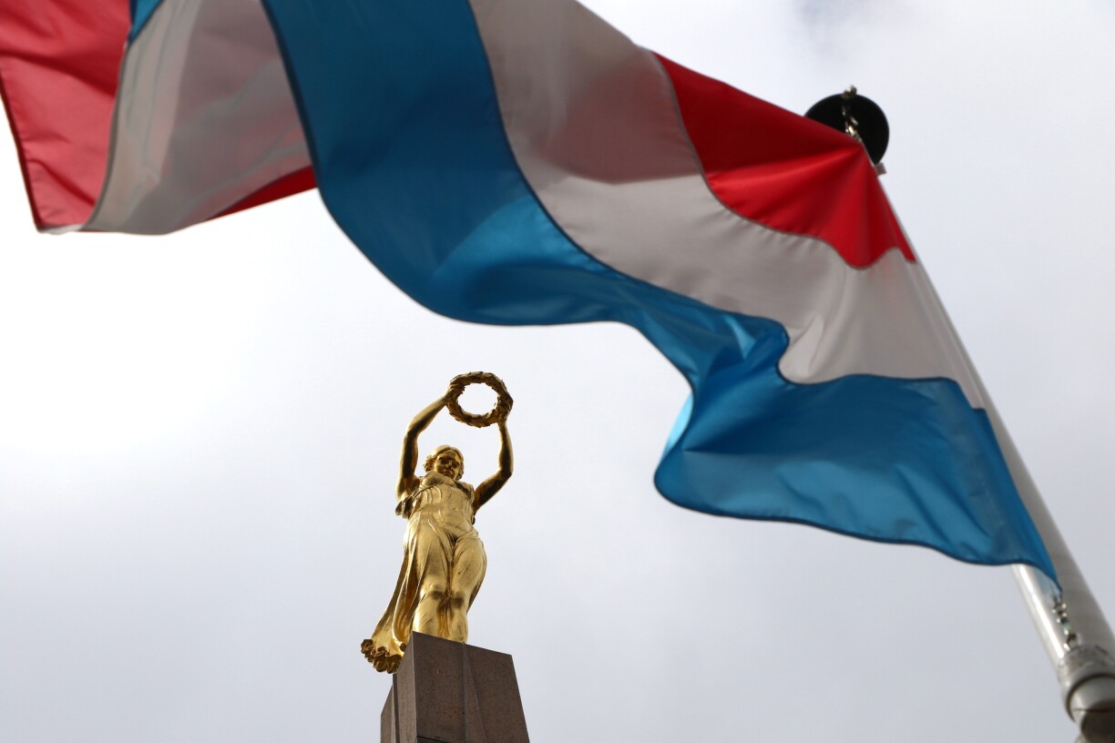 La Gëlle Fra, symbole de la résistance du peuple luxembourgeois, rendant son hommage quotidien aux soldats tombés lors de la Première Guerre mondiale.