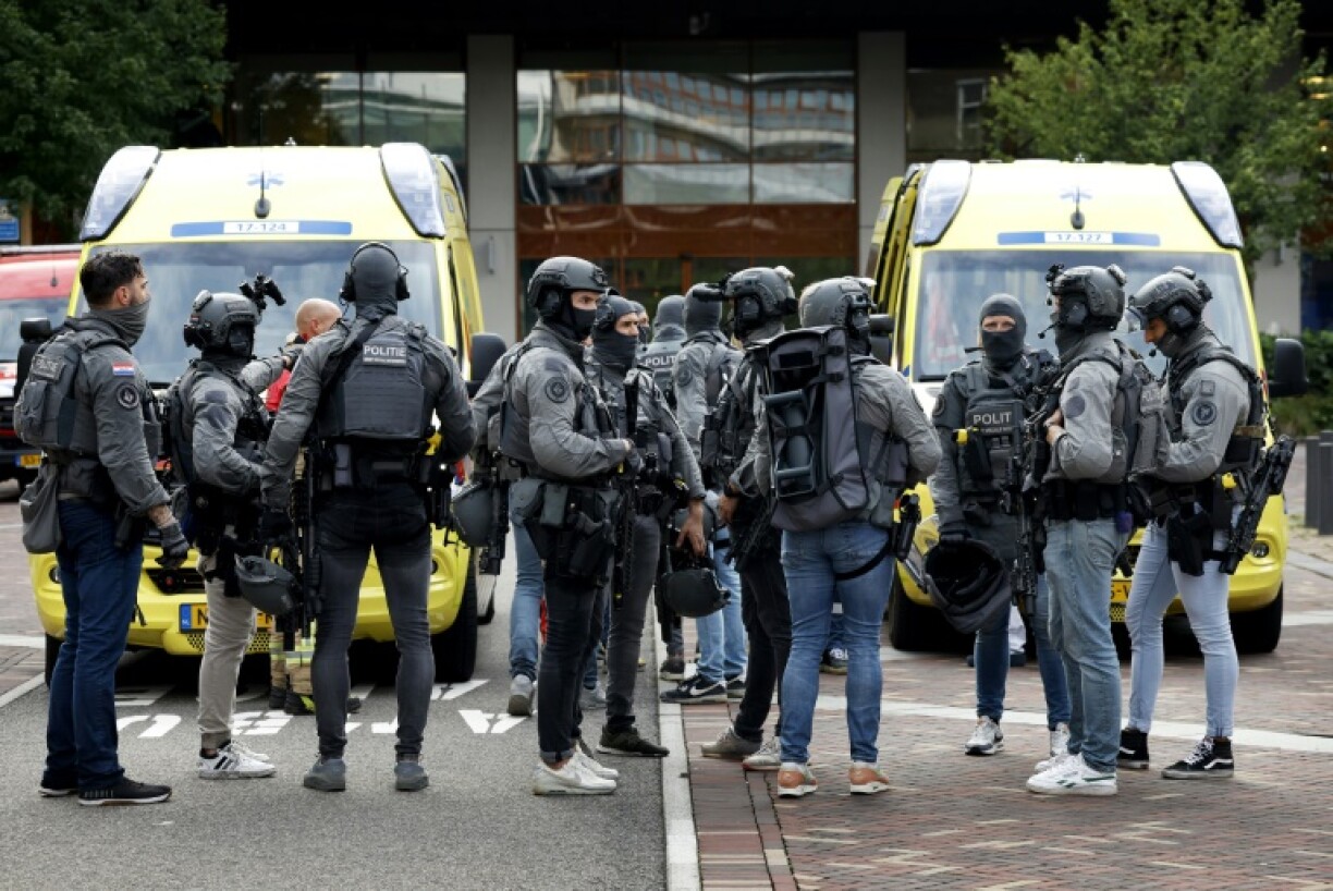 Des forces spéciales de la police néerlandaise sécurisent le centre médical universitaire Erasmus à Rotterdam, le 28 septembre 2023