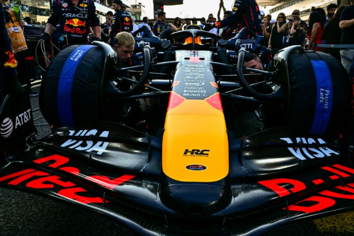 La Red Bull du pilote néerlandais Max Verstappen sur la grille de départ du Grand d'Abou Dhabi de Formule 1 sur le circuit de Yas Marina le 7 décembre 2025.