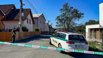 Des policiers gardent l’entrée d’une école à Staškov, dans le nord-ouest de la Slovaquie, après une attaque au couteau survenue le 29 septembre 2026