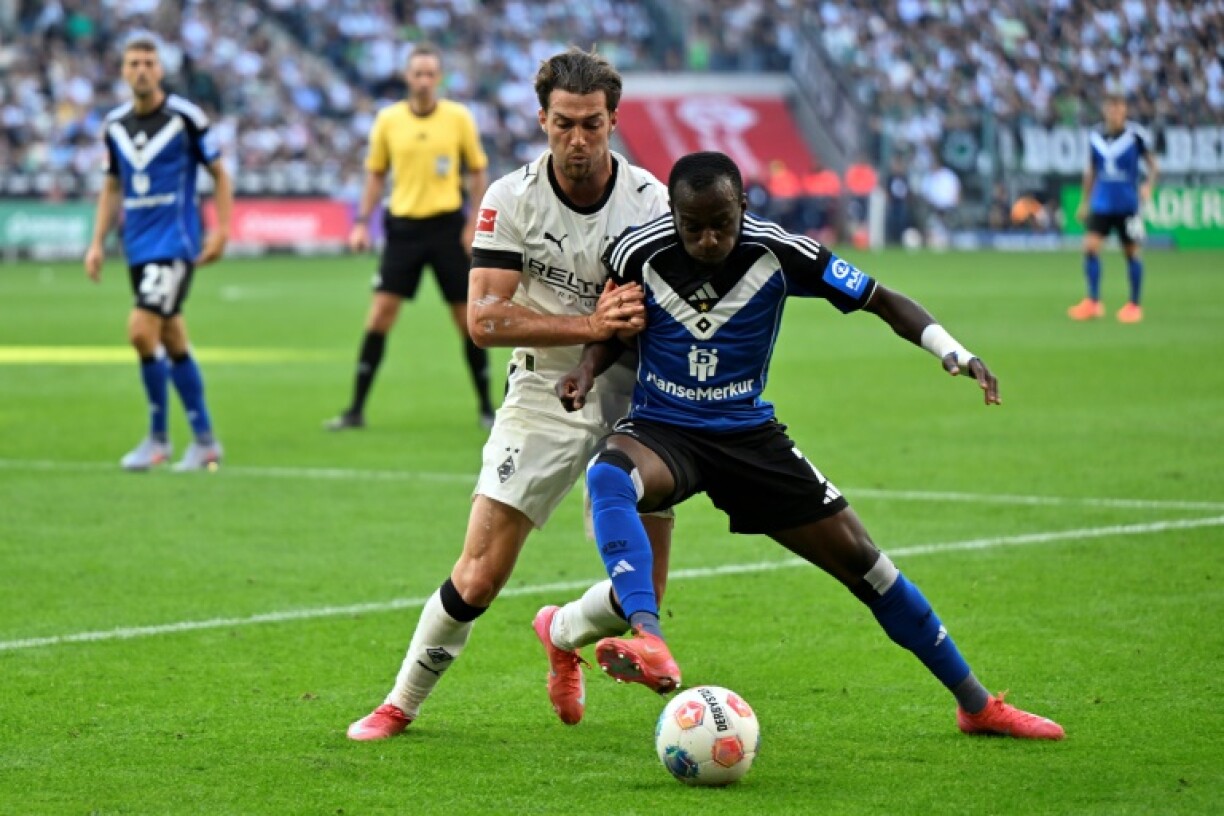 Hamburg forward Mamadou Diarra (R) in Sunday's scoreless draw at Borussia Moenchengladbach.