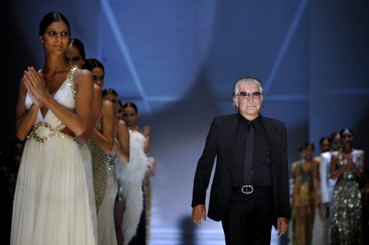 Le couturier italien Roberto Cavalli (d) sur le podium à la fin de la présentation de ses créations au défilé de mode Cali Exposhow, le 20 octobre 2010 en Colombie