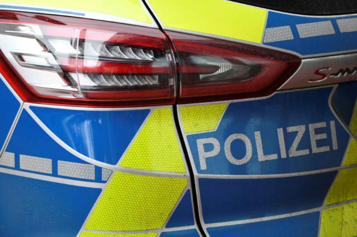 Dank eines von einem Passanten geliehenen Fahrrads hat eine Polizistin in Niedersachsen einen Ladendieb geschnappt. Der Mann zog in einem Geschäft in Stuhr mehrere Jacken übereinander und verließ den Laden, ohne zu bezahlen.