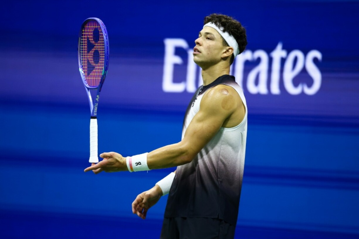L'Américain Ben Shelton fait tenir sa raquette en équilibre sur sa main en huitièmes de finale de l'US Open contre le Grec Stefanos Tsitsipas, le 6 septembre 2026, à Flushing Meadows