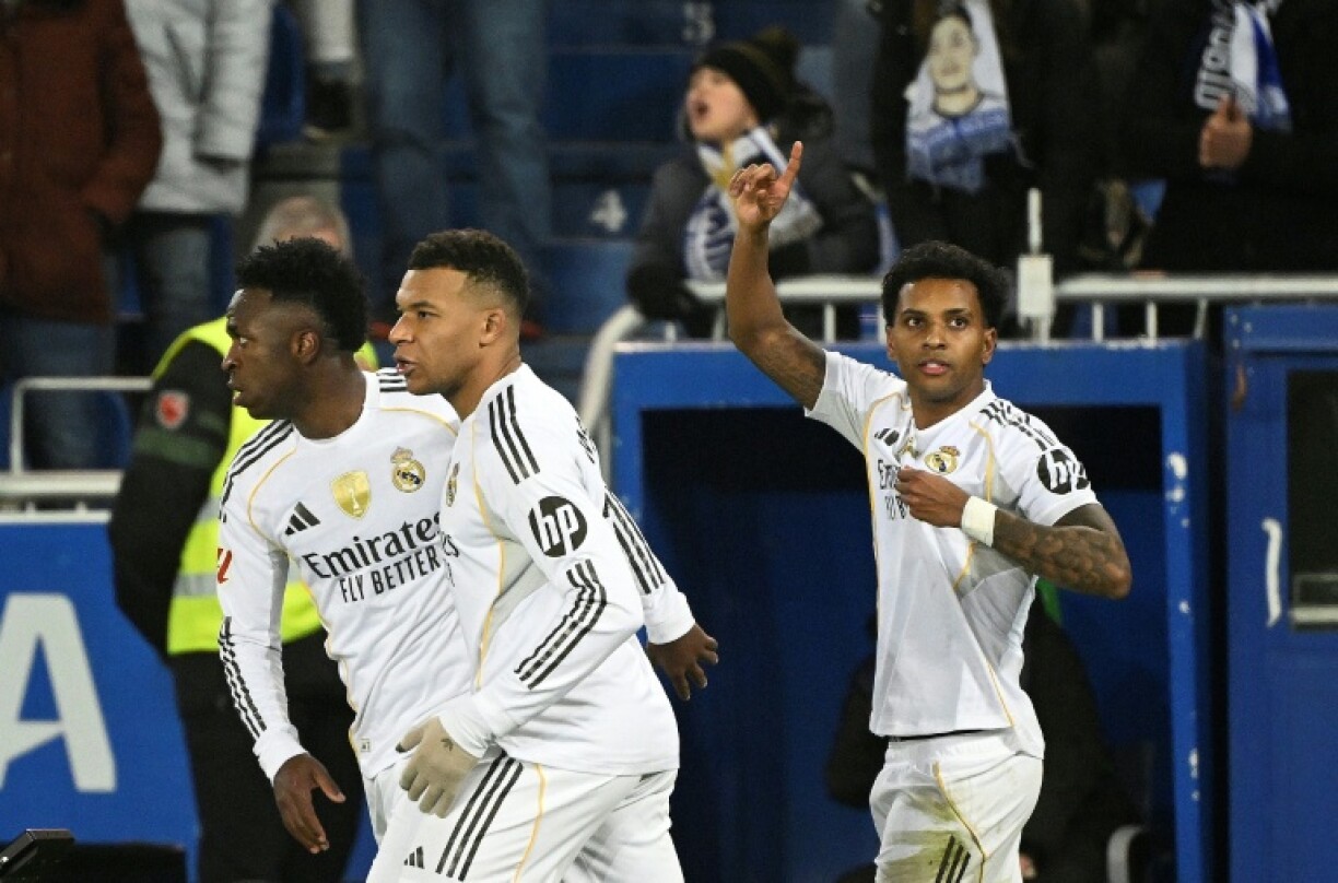 Les Brésiliens Vinicius Jr (G) et Rodrygo (D) encadrent Kylian Mbappé lors de la victoire 2-1 du Real Madrid à Alavès, le 1' décembre 2025