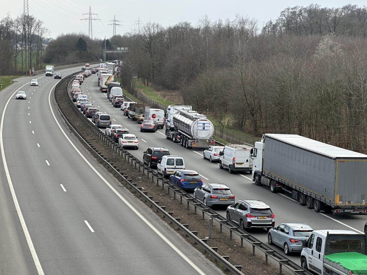 Une photo prise au dessus de l'autoroute A1 vers 16h30 le 14 mars 2025