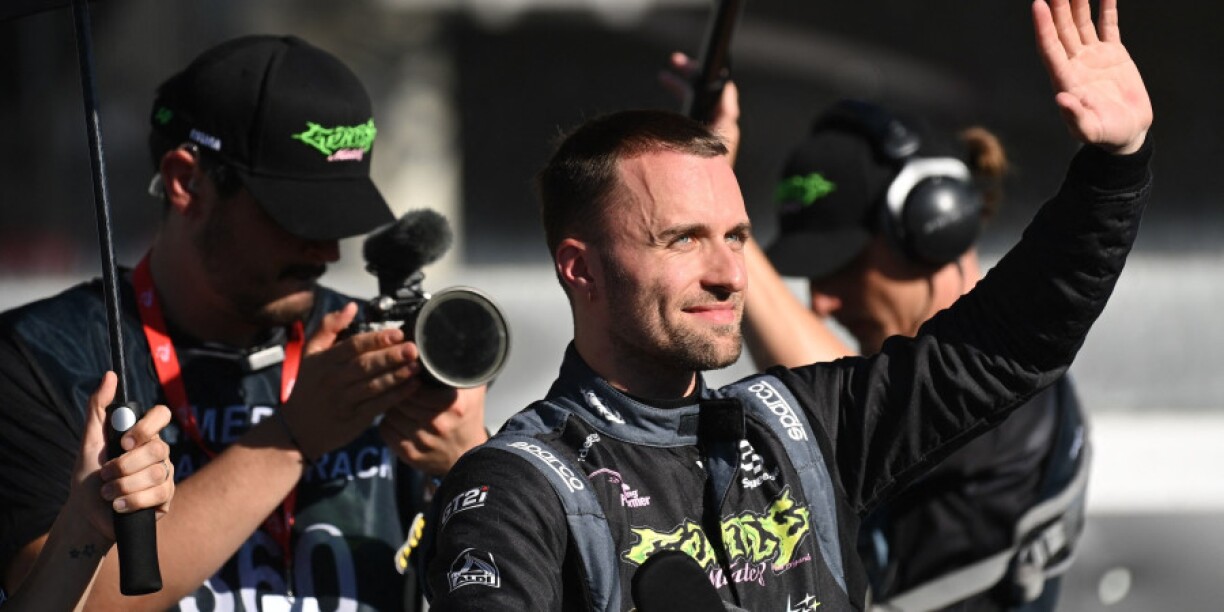 On y découvre la vie de Squeezie en coulisses, devant la caméra de son