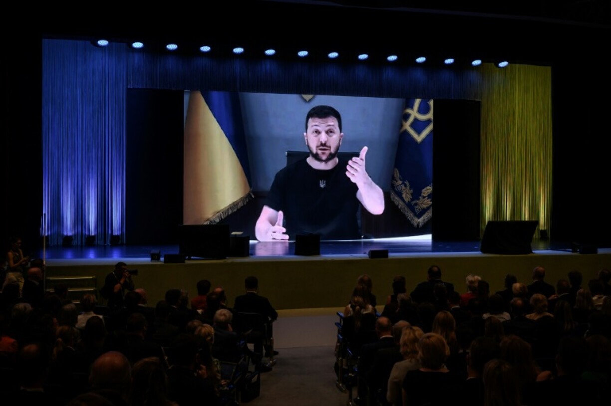 Le président ukrainien Volodymyr Zelensky s'adresse par visioconférence le 4 juillet 2022 aux participants à la conférence pour la reconstruction de l'Ukraine réunis à Lugano, en Suisse