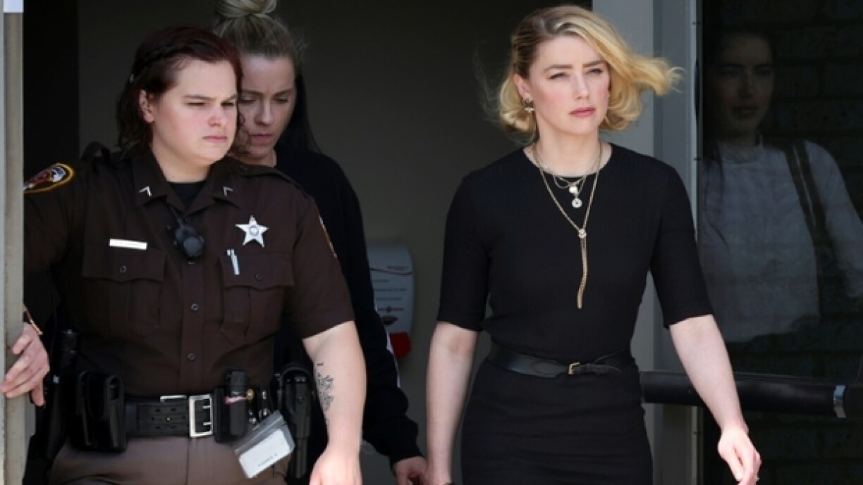 Amber Heard sort du tribunal de Fairfax, en Virginie, le 1er juin 2022
