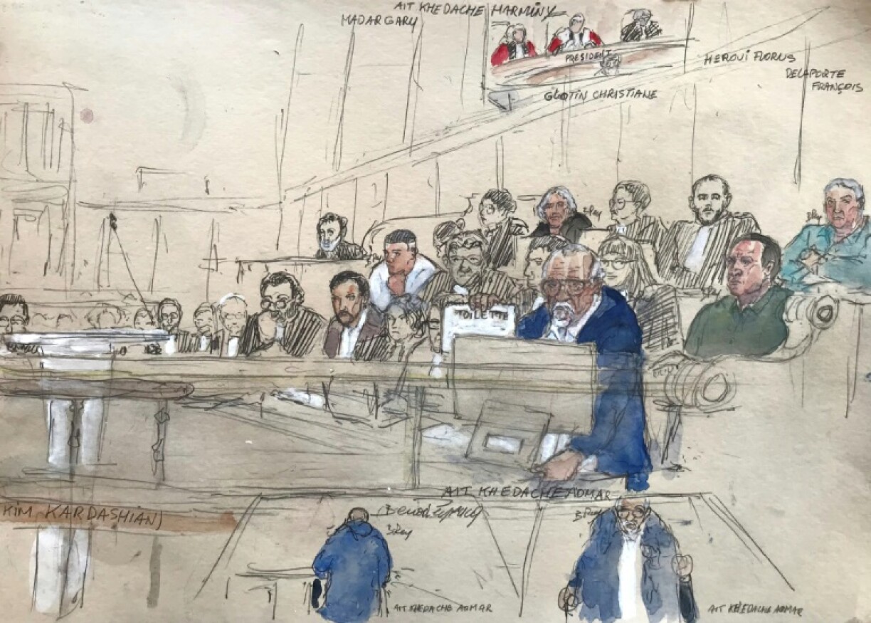 Ce croquis d'audience réalisé le 28 avril 2025 montre les accusés Aomar Ait Khedache (C, devant), François Delaporte (D, en haut), Florus Heroui (2e D, en haut) et Christiane Glotin (4e T, en haut) lors du procès pour le braquage et l'enlèvement de la célébrité américaine Kim Kardashian en 2016 devant la Cour d'assises de Paris, le 28 avril 2025