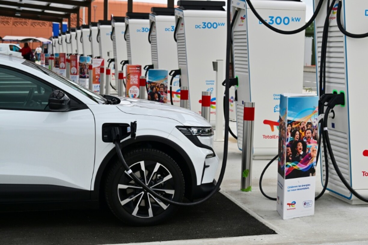 Une station de bornes de recharge pour voitures électrique sur une aire d'autoroute à Limours-Janvry, au sud de Paris, le 4 août 2023
