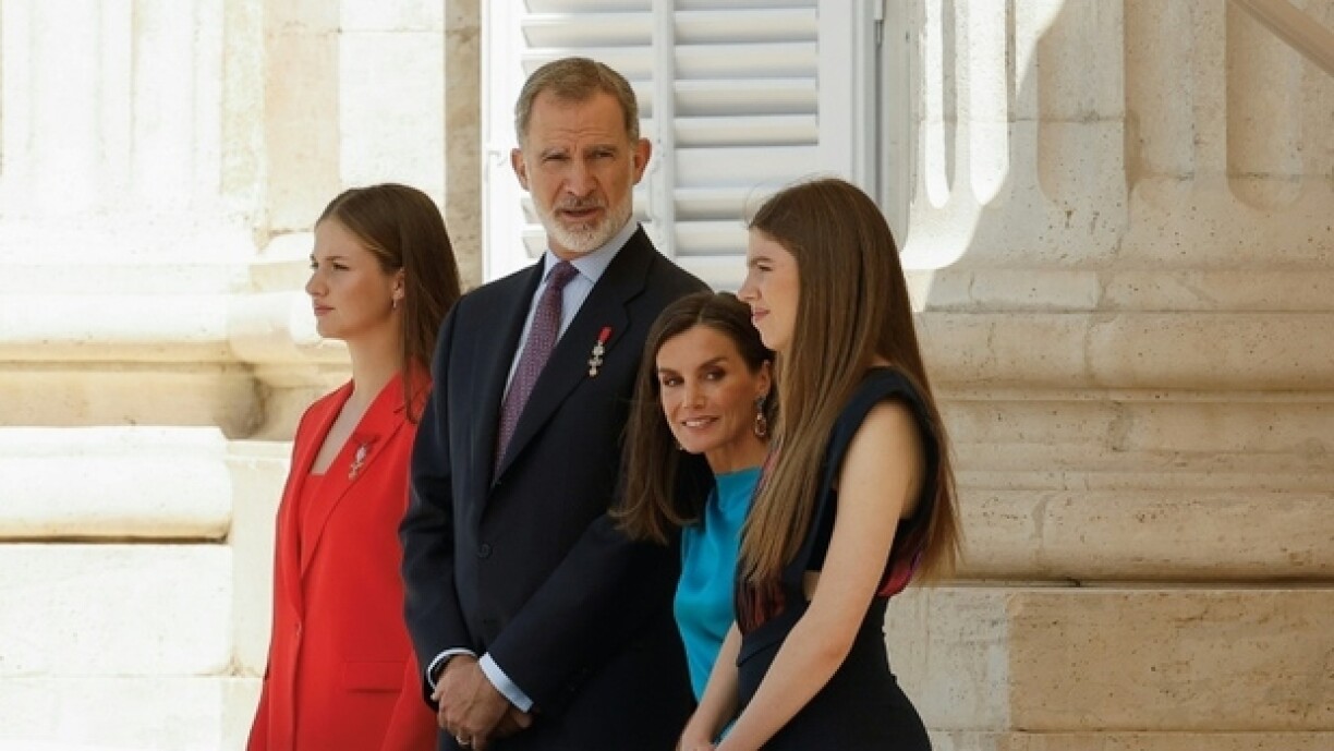 Le roi d'Espagne Felipe VI et la reine Letizia entourés par leurs filles, Leonor (G) et Sofia (D), au balcon du Palais royal à Madrid le 19 juin 2024