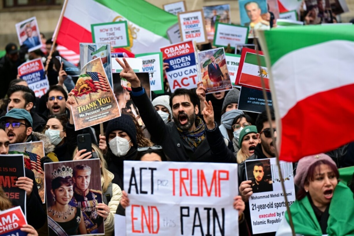 Manifestation contre le gouvernement iranien devant le consulat des Etats-Unis à Milan, en Italie, le 13 janvier 2026